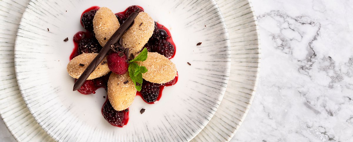 Topfennocken mit Waldbeersauce