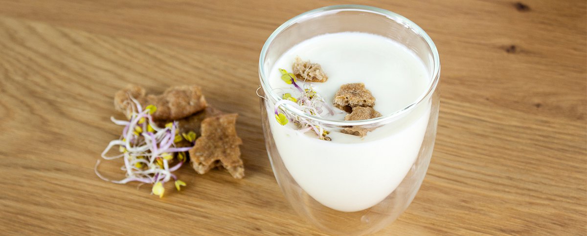 Graukassuppe mit Sprossen und Schüttelbrot
