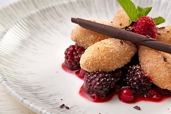 Topfennocken mit Waldbeersauce
