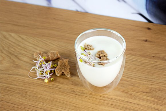 Graukassuppe mit Sprossen und Schüttelbrot
